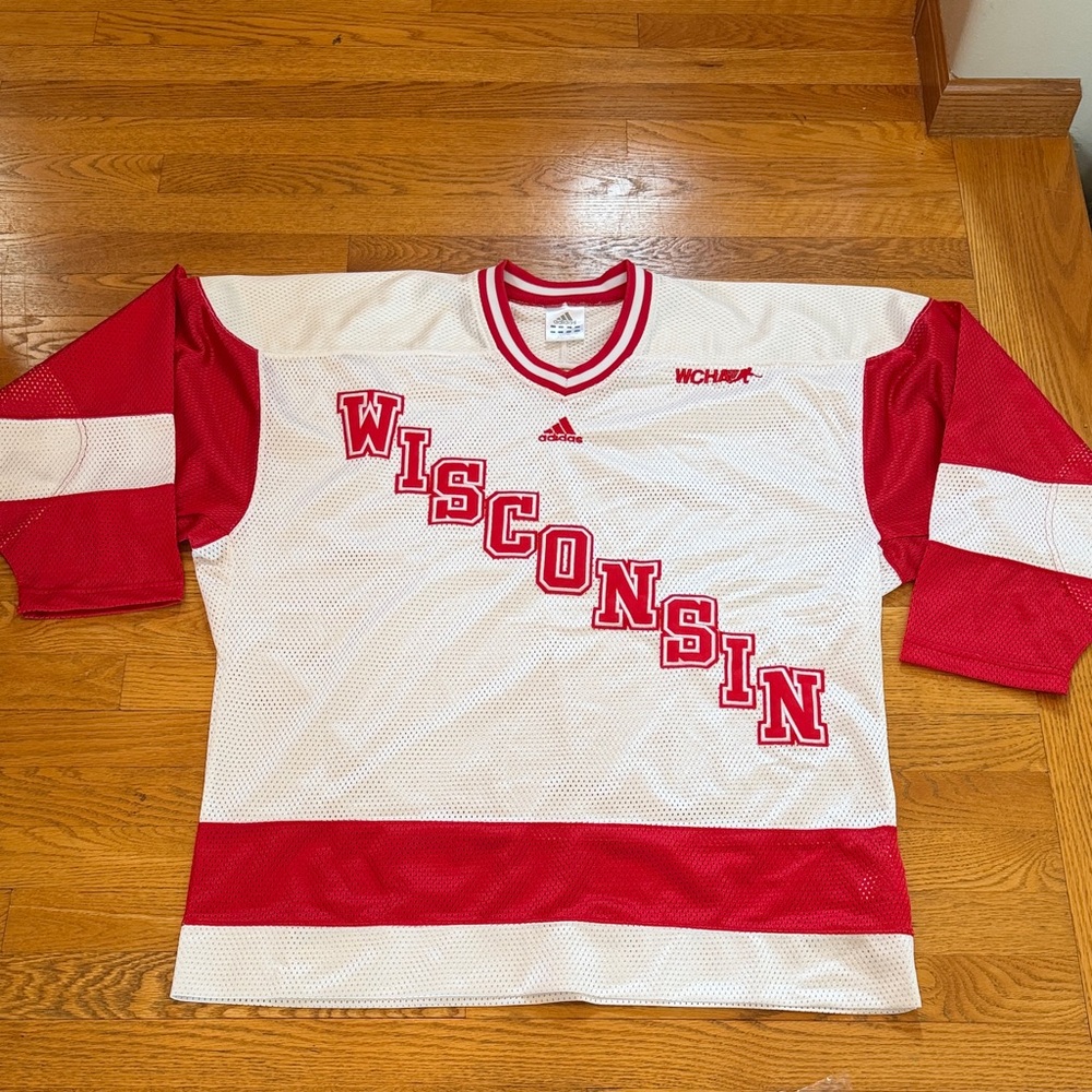 Adidas White and Red Wisconsin Hockey Jersey Men’s Large Excellent Condition
